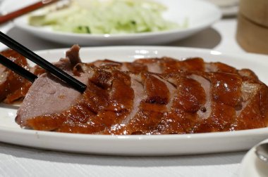 Hareket insan yemek Restoran içindeki tablo üzerinde ördek kavrulmuş