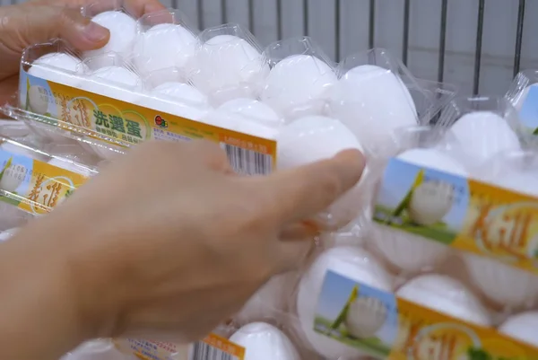 Femme sélectionnant oeuf dans l'épicerie produire grand — Photo