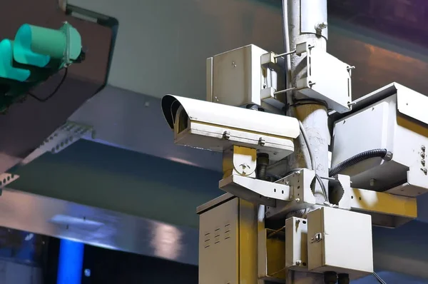 Close up of security cameras and traffic light on street at night — Stock Photo, Image