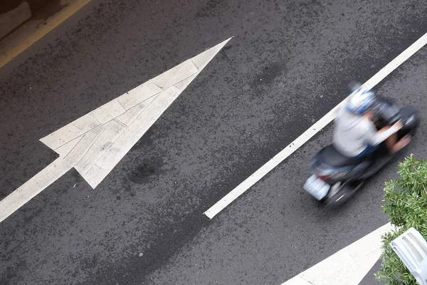 Nahoru shot z rozostření pohybu motocykl na silnici během dopravní špičky — Stock fotografie