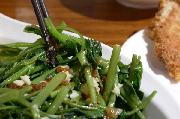 中華料理店の中に野菜を食べている人の動き — ストック写真