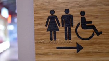 Ahşap erkek ve kadın tuvalet logosuna duvarın Burnaby alışveriş merkezi içinde hareket