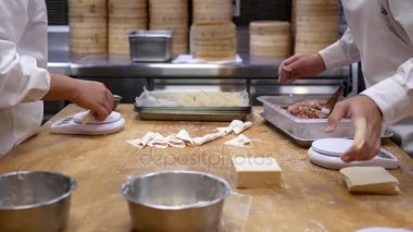 Hareket insan hamur yoğurma ve Taipei Tayvan köfte yapmak için kendi elleriyle şekillendirme