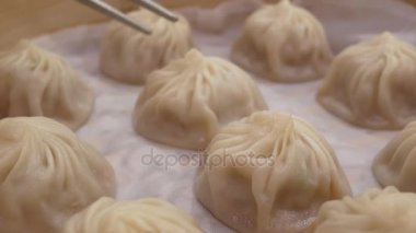 Taipei Tayvan restoranda yemek çubukları ile çorba hamur tatlısı çörekler yemek kadın hareketi