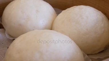Yumurta sarısı muhallebi topuz Çin restoranı içindeki tablo üzerinde Pan çekim 