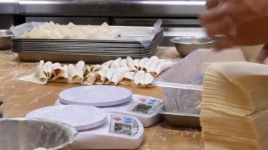 Hareket insan hamur yoğurma ve köfte Taipei Tayvan malı için önce ağırlık ölçme 