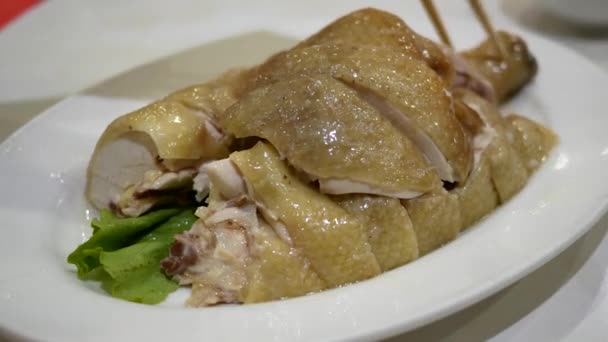 Rörelse Människor Som Äter Stekt Kyckling Platta Inuti Kinesisk Restaurang — Stockvideo