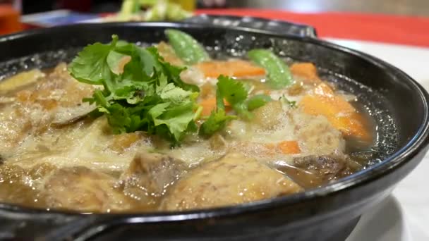 Μία Πλευρά Του Ζεστό Κατσαρόλα Βαρύ Ατμού Μέσα Κινέζικο Εστιατόριο — Αρχείο Βίντεο