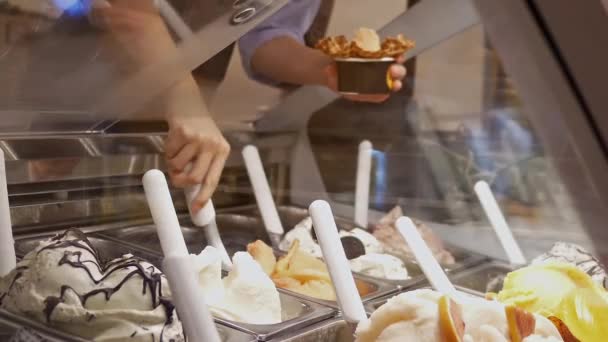 Movimiento Del Trabajador Que Sirve Helado Para Cliente Dentro Del — Vídeo de stock