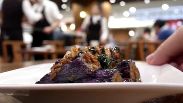 Movimento Garçom Servindo Berinjela Frita Mesa Para Cliente Dentro Restaurante — Vídeo de Stock