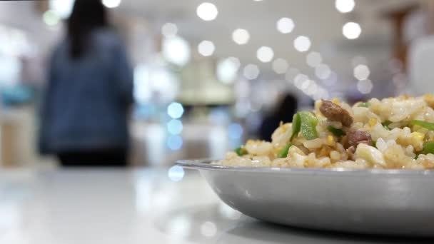 在购物中心内的食品法院区的人们吃食物的快速运动 — 图库视频影像