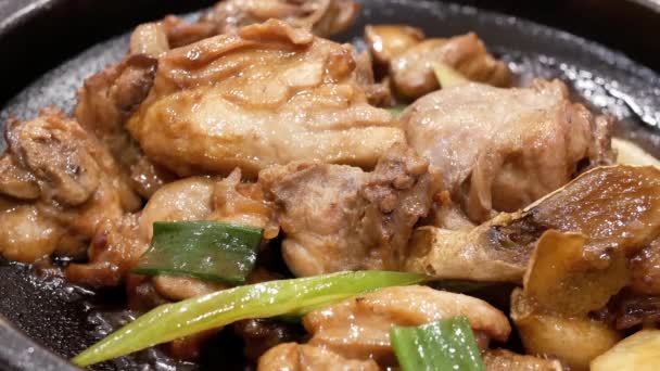 Ruch Kurczaka Smażone Cebulą Imbirem Zielony Tabeli Wewnątrz Restauracja Chińska — Wideo stockowe