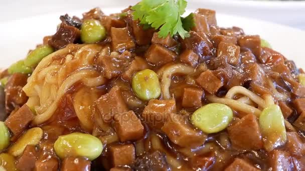 Motie Van Noedels Met Pikante Bonensaus Plaat Binnen Chinees Restaurant — Stockvideo