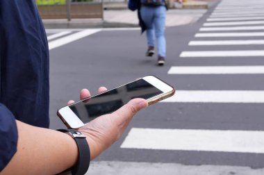 Hareket kadın geçiş street ve holding telefon Taipei Tayvan