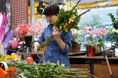 Çiçekçi hareket bir buket çiçek Taipei Tayvan müşteri için hazırlar.