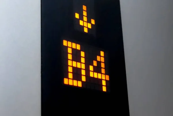 엘리베이터 내부 B 4 층 수를 보여주는 디지털 디스플레이 — 스톡 사진