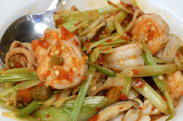 Κίνηση του ζεστό πικάντικο τηγανητές γαρίδες με λαχανικά στο τραπέζι μέσα σε κινέζικο εστιατόριο — Φωτογραφία Αρχείου