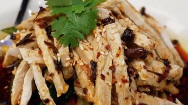 Hareket içinde Çin restoranı masada sıcak baharatlı tavuk dilim 