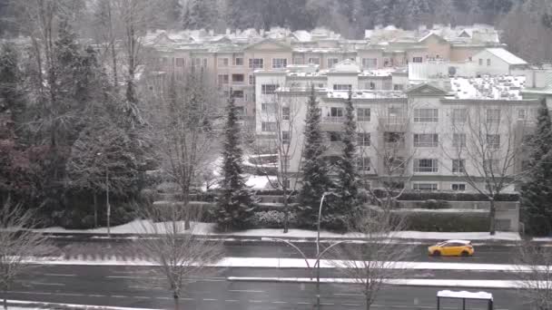 Vista Aérea Fluxo Tráfego Apartamento Baixo Aumento Frio Nevasca Neve — Vídeo de Stock