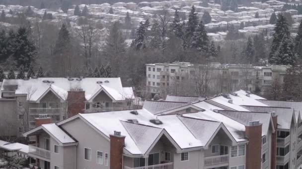 低層マンションと冷たい吹雪雪冬の日に山の家の空撮 — ストック動画