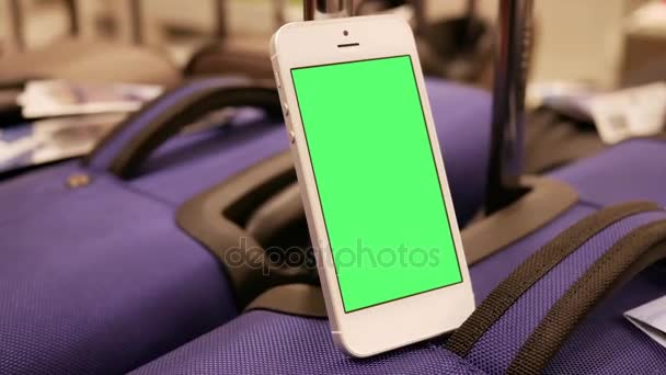 Movimento Bagagem Exposição Telefone Tela Verde Para Conceito Viagem — Vídeo de Stock