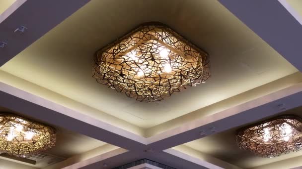 Plan Angle Bas Éclairage Élégant Plafond Dans Restaurant Luxe — Video