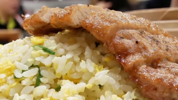 中国レストラン内のプレートにご飯と豚肉の動き — ストック動画