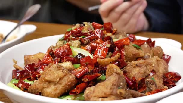Mozgás Emberek Étkezési Meleg Fűszeres Sült Csirke Táblázat Belsejében Kínai — Stock videók