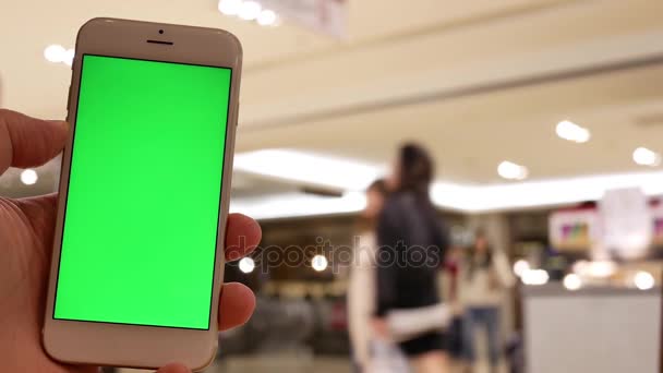 Movimento Homem Segurando Telefone Tela Verde Com Pessoas Desfocadas Comendo — Vídeo de Stock