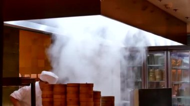 Taipei, Tayvan - 26 Aralık 2017: Ağır Buhar dim sum bambu vapur sepeti hareket