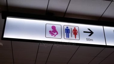 Erkek ve kadın tuvalet logo alışveriş merkezi içinde hareket 