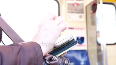 Mrt alarak ve telefon Taipei Tayvan oynarken banliyö hareket