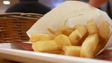 Adam yeme kişiler üzerine masada yemek Kortu alışveriş merkezi içinde hareket 