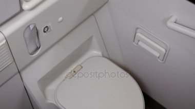 Uçak lavabo temiz tuvalet üzerinde kapat
