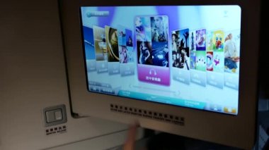 Taipei, Tayvan - 15 Ocak 2018: Hareket ekran oynamak için gezinme adamın seyahat ederken uçak monitör ekranda oyun 