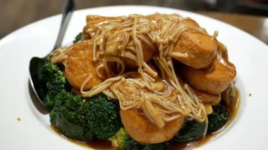 Kızarmış enoki mantar Restoran içindeki tablo üzerinde yumurta tofu üzerinde hareket