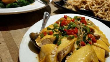 Şefin özel sarımsak ve bitki sos Çin restoranı içindeki tablo üzerinde hareket 
