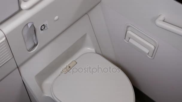 Hautnah Auf Sauberer Toilette Flugzeug Toilette — Stockvideo