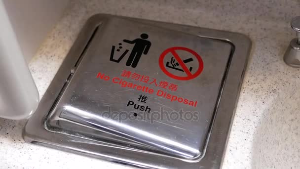 飞机卫生间无吸烟标志的垃圾桶运动 — 图库视频影像