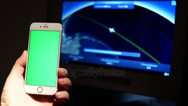 2018年1月15日 男子手持绿屏智能手机的运动在屏幕上的飞行信息 — 图库视频影像
