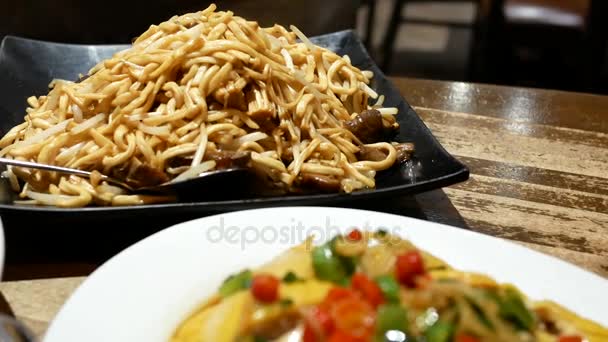 Hareket Yabani Mantar Restoran Içindeki Tablo Üzerinde Kızarmış Efu Noodles — Stok video