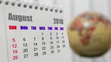 Ağustos 2018 hareket bulanıklık dünya küre arka plan dönüm ile takvim