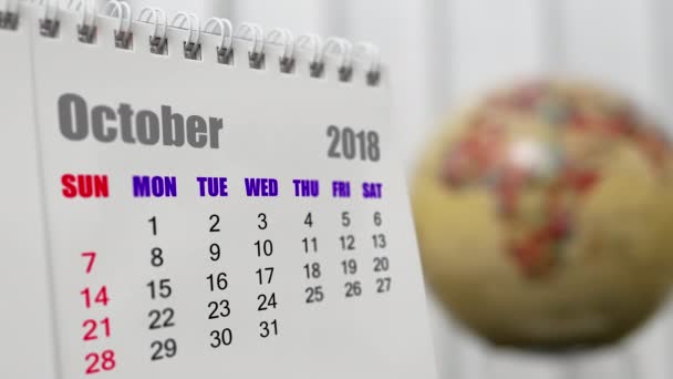 Motie Van Oktober 2018 Kalender Met Vervaging Earth Globe Draaien — Stockvideo