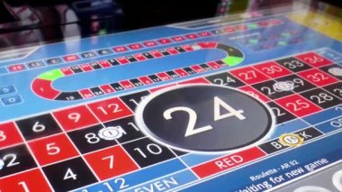 Casino rulet Casino içinde ekranda yansıma dönen topuyla makinede oynayan insanlar hareket