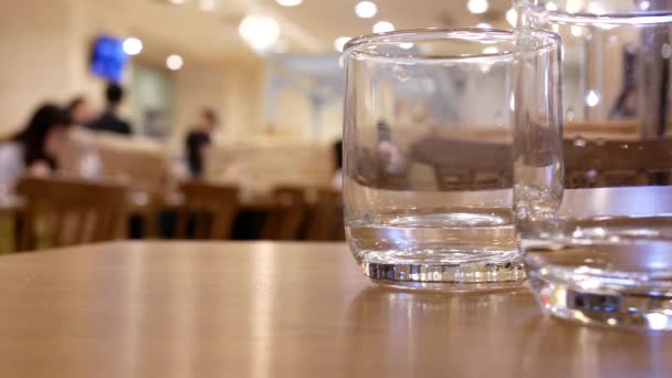 Movimiento Personas Que Beben Agua Con Gente Borrosa Comiendo Alimentos — Vídeo de stock