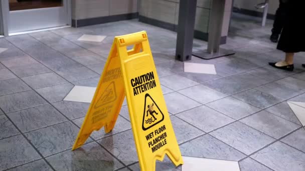 Sinal Mostrando Aviso Cautela Piso Molhado Restaurante Mcdonalds — Vídeo de Stock