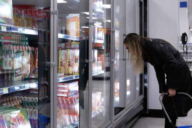 Walmart mağazasından yiyecek alma talebi