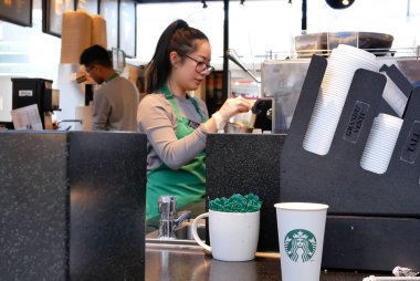 Barista kahve Starbucks mağazasında müşteri için yaptığın hareket