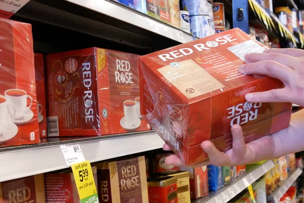 Movimento de pessoas que compram chá de rosa vermelha dentro do preço loja de alimentos inteligentes — Fotografia de Stock