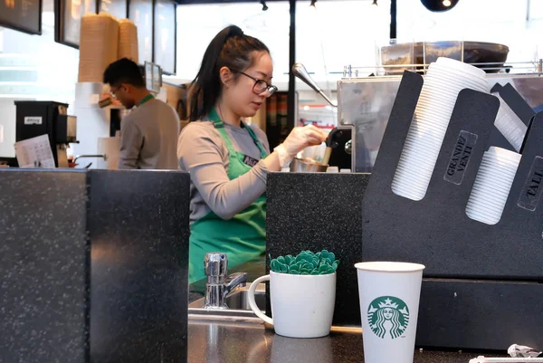 Rörelse av barista att göra kaffe för kund på Starbucks butik — Stockfoto